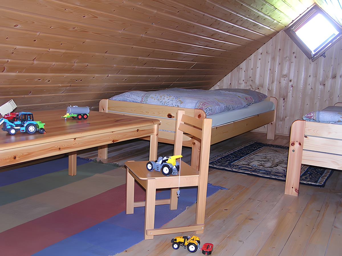 Schlafraum unter dem Dach mit Spieltisch