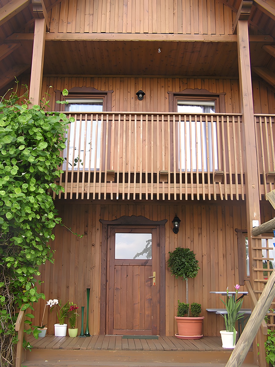 Eingang mit Loggia und Holzbalkon