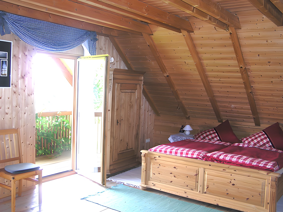 Hauptschlafraum mit Tür zum Balkon
