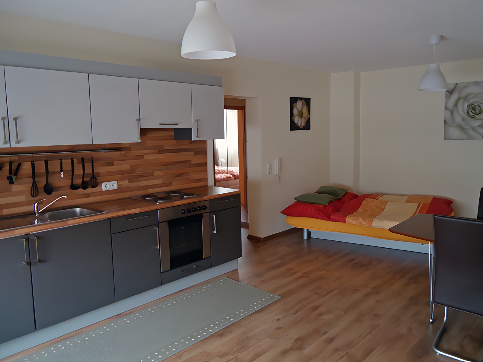 Küchenecke und zusätzliches Bett im Wohnraum