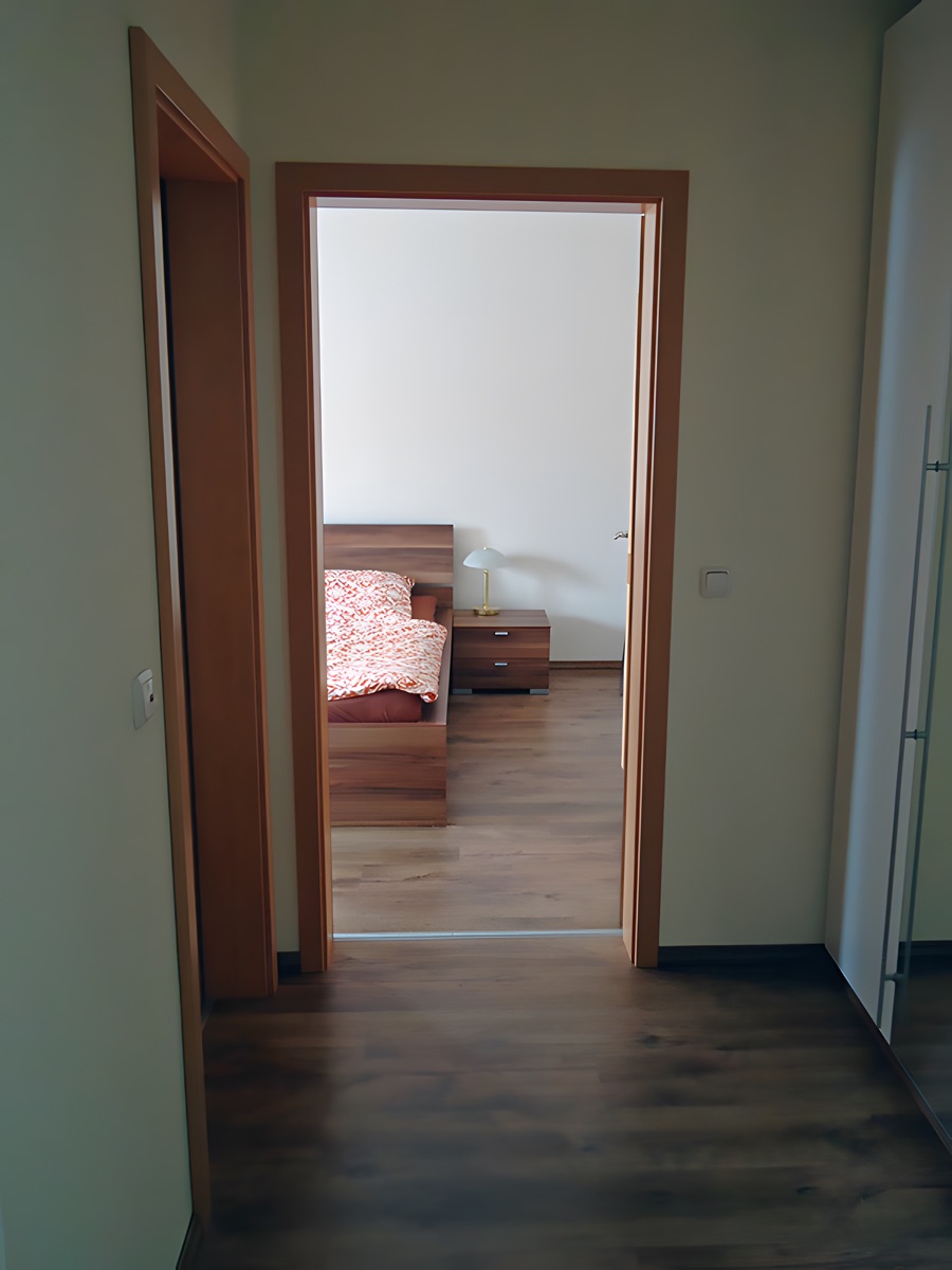 Blick vom Flur in den Schlafbereich
